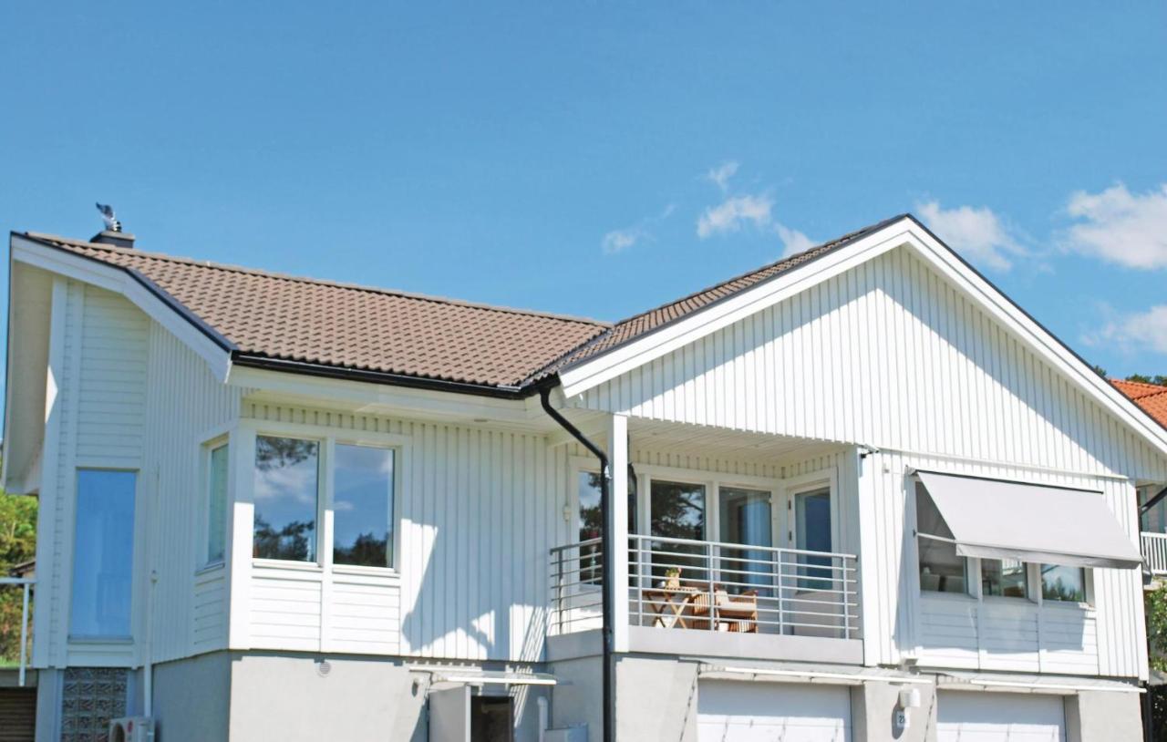 Amazing In Vstra Frlunda With Kitchen Feriehus